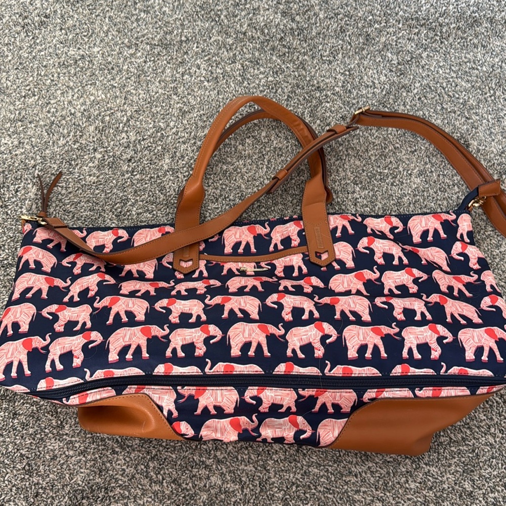 Stella & Dot Expandable Tote with crossbody and shoulder strap options.